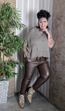 Load image into Gallery viewer, Überwurf mit Cut Outs in Sand Tragbar alle Größen