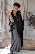 Lade das Bild in den Galerie-Viewer, CNG Kleid mit Makramee Ärmeln in Handarbeit Größe 40 bis 64