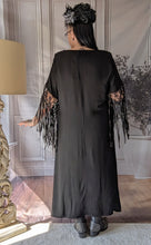 Lade das Bild in den Galerie-Viewer, CNG Kleid mit Makramee Ärmeln in Handarbeit Größe 40 bis 64