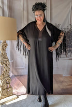 Lade das Bild in den Galerie-Viewer, CNG Kleid mit Makramee Ärmeln in Handarbeit Größe 40 bis 64