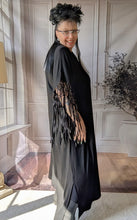 Lade das Bild in den Galerie-Viewer, CNG Kleid mit Makramee Ärmeln in Handarbeit Größe 40 bis 64