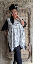 Lade das Bild in den Galerie-Viewer, CNG Tunika mit Schwarz Weiss Design Größe 42 bis 62