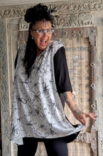 Lade das Bild in den Galerie-Viewer, CNG Tunika mit Schwarz Weiss Design Größe 42 bis 62