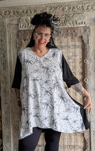 Lade das Bild in den Galerie-Viewer, CNG Tunika mit Schwarz Weiss Design Größe 42 bis 62