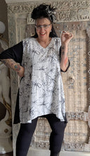 Lade das Bild in den Galerie-Viewer, CNG Tunika mit Schwarz Weiss Design Größe 42 bis 62