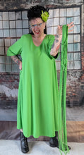 Load image into Gallery viewer, CNG Kleid in Apfel Grün mit hochwertiger Handarbeit Makramee Kette bis Größe 64
