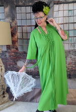 Load image into Gallery viewer, CNG Kleid in Apfel Grün mit hochwertiger Handarbeit Makramee Kette bis Größe 64
