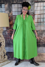 Load image into Gallery viewer, CNG Kleid in Apfel Grün mit hochwertiger Handarbeit Makramee Kette bis Größe 64