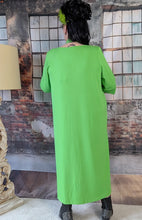 Load image into Gallery viewer, CNG Kleid in Apfel Grün mit hochwertiger Handarbeit Makramee Kette bis Größe 64