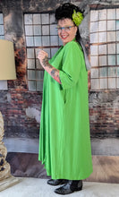 Load image into Gallery viewer, CNG Kleid in Apfel Grün mit hochwertiger Handarbeit Makramee Kette bis Größe 64