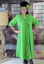 Load image into Gallery viewer, CNG Kleid in Apfel Grün mit hochwertiger Handarbeit Makramee Kette bis Größe 64