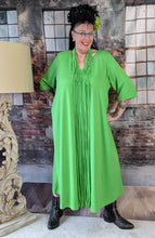 Load image into Gallery viewer, CNG Kleid in Apfel Grün mit hochwertiger Handarbeit Makramee Kette bis Größe 64