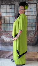 Load image into Gallery viewer, CNG Avantgarde Set bestehend aus Tunika und Hose in Apfel Grün Schwarz bis Größe 60