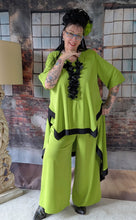 Load image into Gallery viewer, CNG Avantgarde Set bestehend aus Tunika und Hose in Apfel Grün Schwarz bis Größe 60