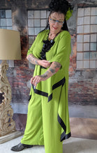 Load image into Gallery viewer, CNG Avantgarde Set bestehend aus Tunika und Hose in Apfel Grün Schwarz bis Größe 60