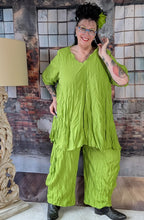 Load image into Gallery viewer, CNG Crinkle Sommerset in Apfel Grün bestehend aus Tunika und Hose