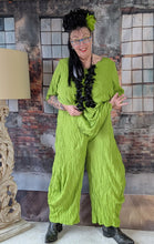 Load image into Gallery viewer, CNG Crinkle Sommerset in Apfel Grün bestehend aus Tunika und Hose