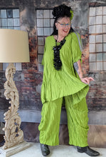 Load image into Gallery viewer, CNG Crinkle Sommerset in Apfel Grün bestehend aus Tunika und Hose