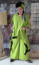 Load image into Gallery viewer, CNG Avantgarde Set bestehend aus Tunika und Hose in Apfel Grün Schwarz bis Größe 60