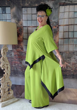 Load image into Gallery viewer, CNG Avantgarde Set bestehend aus Tunika und Hose in Apfel Grün Schwarz bis Größe 60
