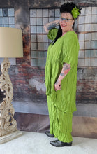 Load image into Gallery viewer, CNG Crinkle Sommerset in Apfel Grün bestehend aus Tunika und Hose