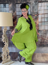 Load image into Gallery viewer, CNG Crinkle Sommerset in Apfel Grün bestehend aus Tunika und Hose