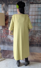 Load image into Gallery viewer, CNG Kleid in lemon gelb mit hochwertiger Handarbeit Makramee Kette bis Größe 64