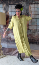 Load image into Gallery viewer, CNG Kleid in lemon gelb mit hochwertiger Handarbeit Makramee Kette bis Größe 64