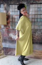 Load image into Gallery viewer, CNG Kleid in lemon gelb mit hochwertiger Handarbeit Makramee Kette bis Größe 64