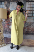 Load image into Gallery viewer, CNG Kleid in lemon gelb mit hochwertiger Handarbeit Makramee Kette bis Größe 64