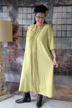 Load image into Gallery viewer, CNG Kleid in lemon gelb mit hochwertiger Handarbeit Makramee Kette bis Größe 64