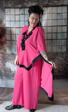 Load image into Gallery viewer, CNG Avantgarde Set bestehend aus Tunika und Hose in Pink Schwarz bis Größe 60