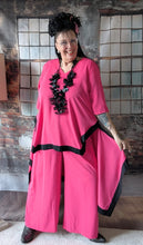 Load image into Gallery viewer, CNG Avantgarde Set bestehend aus Tunika und Hose in Pink Schwarz bis Größe 60