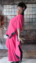 Load image into Gallery viewer, CNG Avantgarde Set bestehend aus Tunika und Hose in Pink Schwarz bis Größe 60