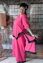 Load image into Gallery viewer, CNG Avantgarde Set bestehend aus Tunika und Hose in Pink Schwarz bis Größe 60