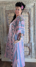 Lade das Bild in den Galerie-Viewer, CNG Sommerkleid in angesagtem Farbenmix Grau Rosa Größe 40 bis 62