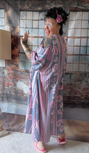 Lade das Bild in den Galerie-Viewer, CNG Sommerkleid in angesagtem Farbenmix Grau Rosa Größe 40 bis 62
