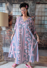 Lade das Bild in den Galerie-Viewer, CNG Sommerkleid in angesagtem Farbenmix Grau Rosa Größe 40 bis 62