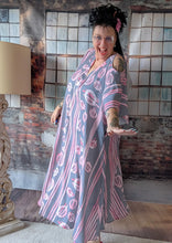 Lade das Bild in den Galerie-Viewer, CNG Sommerkleid in angesagtem Farbenmix Grau Rosa Größe 40 bis 62