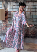 Lade das Bild in den Galerie-Viewer, CNG Sommerkleid in angesagtem Farbenmix Grau Rosa Größe 40 bis 62