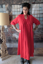 Load image into Gallery viewer, CNG Kleid in Rot mit hochwertiger Handarbeit Makramee Kette bis Größe 64