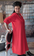 Load image into Gallery viewer, CNG Kleid in Rot mit hochwertiger Handarbeit Makramee Kette bis Größe 64