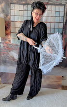 Load image into Gallery viewer, CNG Crinkle Sommerset in Sommer Schwarz bestehend aus Tunika und Hose