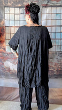 Load image into Gallery viewer, CNG Crinkle Sommerset in Sommer Schwarz bestehend aus Tunika und Hose