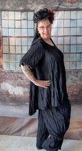 Load image into Gallery viewer, CNG Crinkle Sommerset in Sommer Schwarz bestehend aus Tunika und Hose