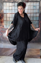 Load image into Gallery viewer, CNG Crinkle Sommerset in Sommer Schwarz bestehend aus Tunika und Hose
