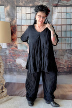 Load image into Gallery viewer, CNG Crinkle Sommerset in Sommer Schwarz bestehend aus Tunika und Hose