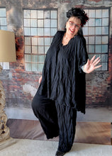 Load image into Gallery viewer, CNG Crinkle Sommerset in Sommer Schwarz bestehend aus Tunika und Hose