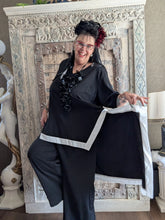 Load image into Gallery viewer, CNG Avantgarde Set bestehend aus Tunika und Hose in Schwarz Weiß bis Größe 60