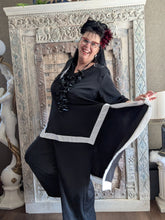 Load image into Gallery viewer, CNG Avantgarde Set bestehend aus Tunika und Hose in Schwarz Weiß bis Größe 60